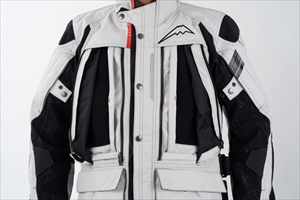 前傾しやすい前立て形状